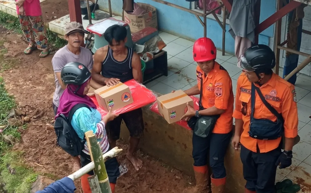 Ketpot: Longsor yang terjadi di Desa Darmacaang saat sedang dibersihkan dan rumah warga di Dusun Batu Malang yang terkena longsoran langsung diberi bantuan