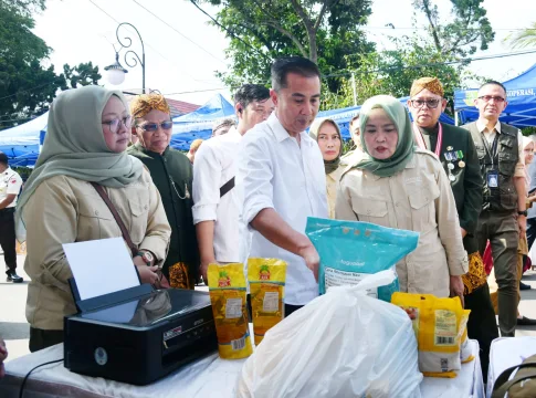 Penjabat Gubernur Jawa Barat Bey Machmudin menghadiri kegiatan Operasi Pasar Bersubsidi (Opadi) di Jalan R. Syamsudin, Kota Sukabumi.