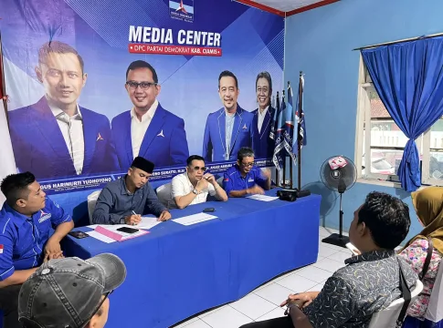 Keterangan Foto: Ketua Bappilu Demokrat Ciamis Nurmuttaqin, Ketua Parta Demokrat Ciamis Anjar Asmara, Sekretaris DPC Demokrat Ciamis dalam Rapat harian DPC Demokrat pada Rabu (3/4/2024).