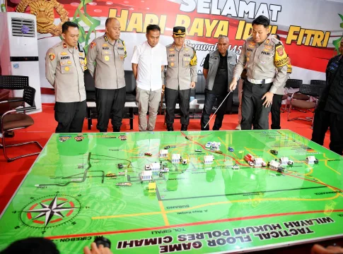 Keterangan Foto: Pj Gubernur Jabar Tinjau Posko Lebaran di Simpang Tol Padalarang