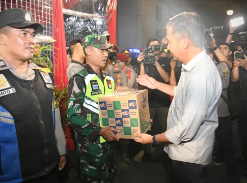 Caption: Pj Gubernur Jabar Bey Machmudin meninjau patroli bersama dan pengamanan malam takbiran Idulfitri 1445 H/2024 di Posko Merdeka dan Cikapayang, Kota Bandung.