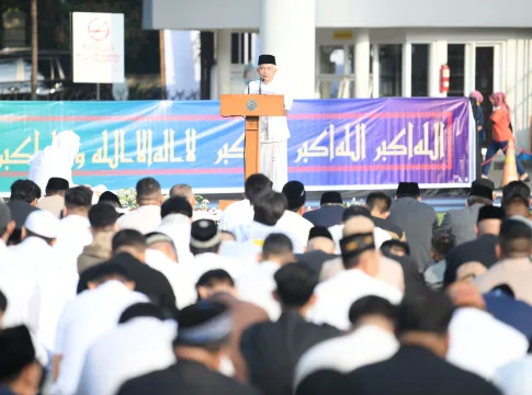 Keterangan Foto: Penjabat Gubernur Jabar Bey Machmudin melaksanakan salat Idulfitri di Lapangan Gasibu, Kota Bandung.