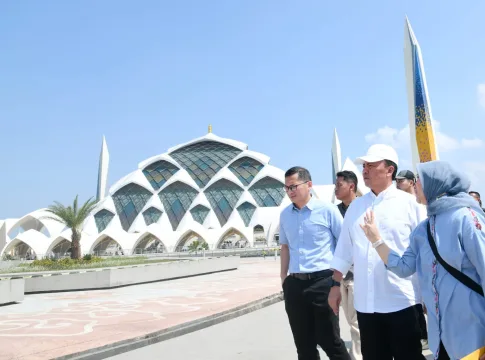 Keterangan Foto: Pasca kejadian Pungli beberapa waktu lalu Ketua Harian Dewan Eksekutif Masjid Al Jabbar Herman Suryatman mengecek seluruh area masjid.