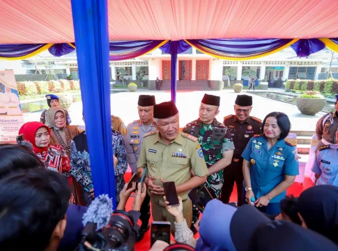 Pj Wali Kota Bandung Bambang Tirtoyuliono Usai Melakukan Halah Bihalal Bersama Forkopimda dan ASN Kota Bandung di Nalai Kota Bandung Selasa (16/4/2024)