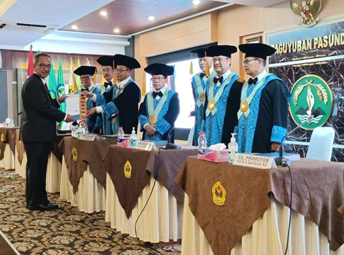 Ket foto : Ivan Dichsan Hasannudin, saat sidang gelar Doktor di hadapan para dosen penguji di Unpas Bandung (fokusjabar/Seda)