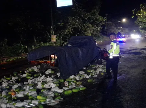 Keterangan Foto: Kondisi Mobil Pickup usai nabrak Mobil Truk di Kota Banjar.