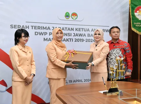 Keterangan Foto: Sekretaris Daerah Provinsi Jawa Barat Herman Suryatman menghadiri acara Serah Terima Jabatan Ketua Antarwaktu Dharma Wanita Persatuan (DWP) Provinsi Jabar Masa Bakti 2019-2024 di Gedung Negara Pakuan, Kota Bandung.