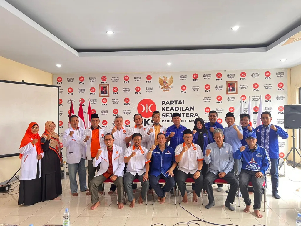 Keterangan Foto: Foto bersama Kader DPC Demokrat Ciamis dan Kader DPD PKS Ciamis dalam Silaturahmi kunjungan politik bertepatan dengan Milad PKS yang ke 22, Bertempat di Kantor DPD PKS Ciamis, Sabtu (20/4/2024).