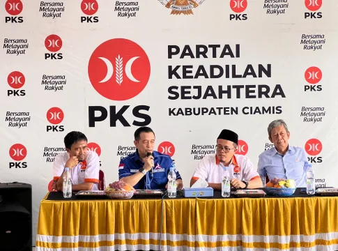 Keterangan Foto: (Dari Kiri) Sekretaris DPD PKS Ciamis Ade Amran, Ketua DPC Demokrat Ciamis Anjar Asmara, Ketua DPD PKS Ciamis Arif Anwar Budiman dan Sekretaris DPC Demokrat Ciamis, Erik Krida Setia dalam Silaturahmi kunjungan politik bertepatan dengan Milad PKS yang ke 22, Bertempat di Kantor DPD PKS Ciamis, Sabtu (20/4/2024).