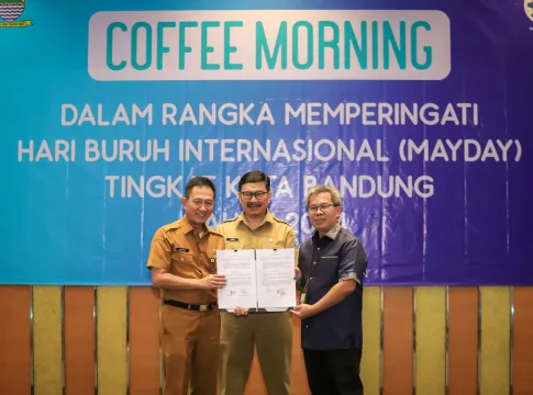 Keterangan Foto: Kepala Dinas Ketenagakerjaan Kota Bandung, Andri Darusman Bersama Pelaksana Harian Sekretaris Daerah (Sekda) Kota Bandung, Hikmat Ginanjar dan Perwakilan Buruh Pada Kegiatan Coffee Morning dan Silaturahmi Serikat Buruh Kota Bandung di Savoy Homan Kota Bandung Jabar Selasa (23/4/2024) -Ist-