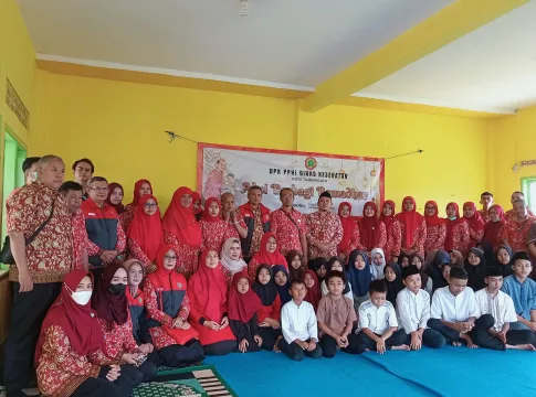 Ket foto : foto bersama anggota PPNI Dinas Kesehatan Kota Tasikmalaya dengan anak-anak Panti Asuhan Az Zahra (fokusjabar/Seda)