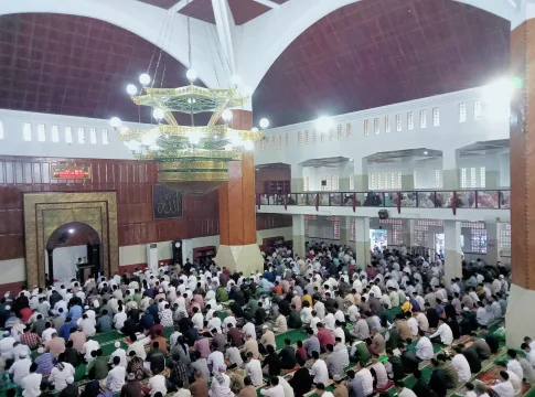 Ket foto : Ribuan Umat Muslim Tasikmalaya Menunaikan ibadah shalat Ied di Masjid Agung Kota Tasikmalaya (fokusjabar/Seda)