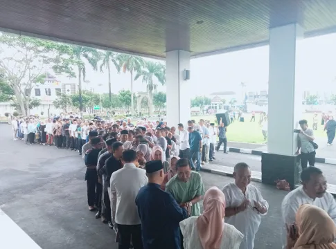 Ket foto : Ratusan ASN di lingkungan Pemkot Tasikmalaya Bermusapahah dengan Pj Walikota di halaman Balekota TasikmalayaDalam Kegiatan Halal Bihalal (fokusjabar/Seda)