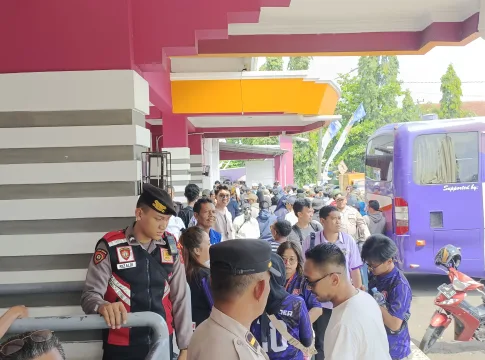 Keterangan foto: Suporter PSGC dan Persitara Tengah Membeli TIket Untuk menonton kedua tim bertanding di Stadion Galub Ciamis pada putaran Liga 3 Nasional