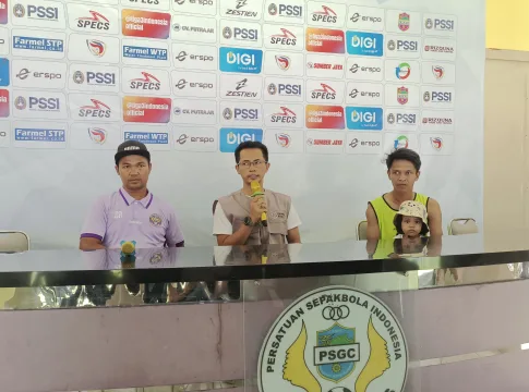 Keterangan Foto: Asisten Pelatih PSGC Ciamis Dicky Jong (Kiri)