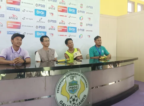 Keterangan foto: konferensi pers head coach Persitara Jakarta Utara Djoko Koespito (jersey hijau) (Fauza).