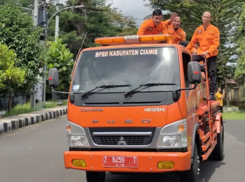 Ketpot : Kalakhar BPBD Dadang Darmawan saat bersalaman dengan personel BPBD dan Kalakhar baru BPBD Ani Supiani bersama personel BPBD