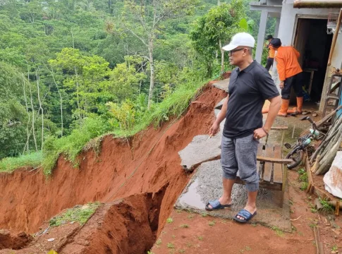 Ketpot: Plh Sekda Kabupaten Ciamis Aef Saefulloh saat meninjau dan memberikan bantuan kepada warga yang rumah nya terancam tebing longsor di Desa Nagarawangi Panawangan Ciamis