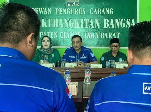 Keterangan Foto: Ketua DPC Partai Demokrat Ciamis Anjar Asmara bersama rombongan Berkunjung ke kantor DPC Partai Kebangkitan Bangsa (PKB) Ciamis dalam rangka Roadshow Politik jelang Pilkada 2024, Bertempat di Kantor DPC PKB Ciamis, Rabu (17/4/2024)