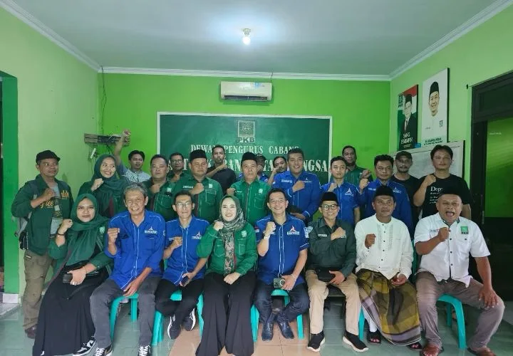 Keterangan Foto: Foto Bersama Kader DPC Partai Demokrat Ciamis bersama kader DPC Partai Kebangkitan Bangsa (PKB) Ciamis dalam rangka Roadshow Politik jelang Pilkada 2024, Bertempat di Kantor DPC PKB Ciamis, Rabu (17/4/2024)