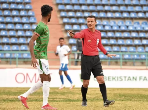 Keterangan foto: wasit Nasrrulo Kabirov saat memimpin pertandingan Timnas U-23 Indonesia vs Qatar sumber instagram @nasrullo_reff