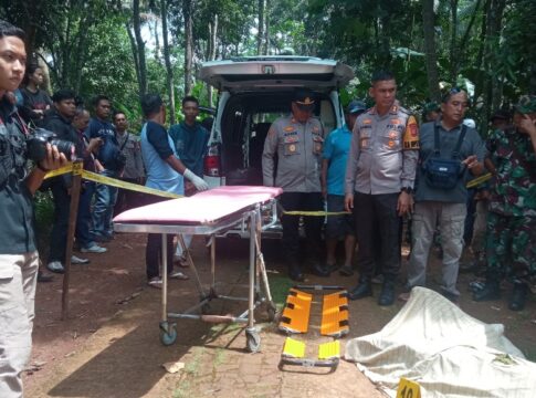 Ketpot : Korban mutilasi saat akan dievakuasi dan Unit Identifikasi Sat Reskrim Polres Ciamis saat olah tempat kejadian perkara (TKP)