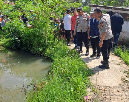 Ketpot: Kapolsek Cikoneng AKBP. Ipin Tasripin saat akan mengevakuasi mayat dari dalam kolam