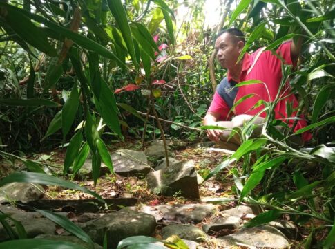 Ketpot: Kasi Ekbang Desa Cikupa Lumbung saat berada di lokasi Makam Eyang Cakra Ariadinata (Eyang Punduh)