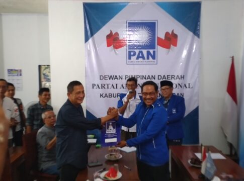 Caption: Wabup Pangandaran saat penyerahan formulir pendaftaran balon bupati dan wakil bupati Pangandaran untuk Pilkasa 2024 ke PAN