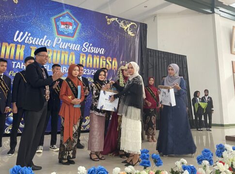 Keterangan Foto: Owner FV Furniture Efi Mufliani memberikan reward kepada siswa dan siswi berprestasi dalam Gebyar FV Furniture Ciamis di Acara Kelulusan SMK Taruna Bangsa Ciamis