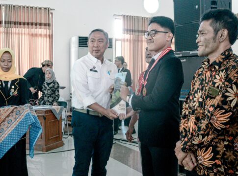 Keterangan Foto: Sekretaris Daerah Kabupaten Ciamis Andang Firman Menghadiri Wisuda SMAN 1 Ciamis angkatan tahun 2024 di Gedung Islamic Center Ciamis