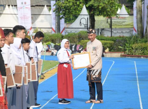 Pj Gubernur Jawa Barat saat Melaksanakan Rangkaian Acara Peringatan Hardiknas Tahun 2024 Tingkat Provinsi Jabar di Lapangan Sempur, Kota Bogor.