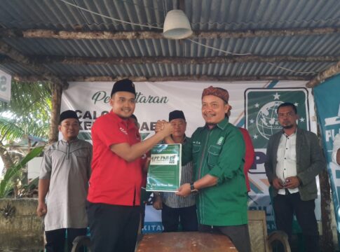 Keterangan Foto: Arief Hikmawan saat menyerahkan dokumen pendaftaran ke DPC PKB Pangandaran