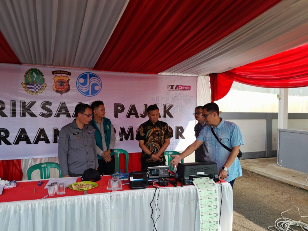 Keterangan Foto: Kepala P3DW Ciamis Iwa Sudrajat (Tengah Memakai Batik) menjnjau pelaksanaan Operasi Pajak Kendaraan Bermotor di Halaman Kecamatan Cijeunjing Kabupaten Ciamis