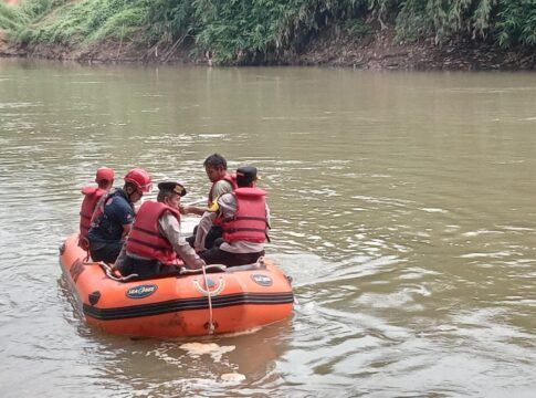 Caption: Petugas gabungan melakukan pencarian korban tenggelam di Sungai Citanduy Kota Banjar.