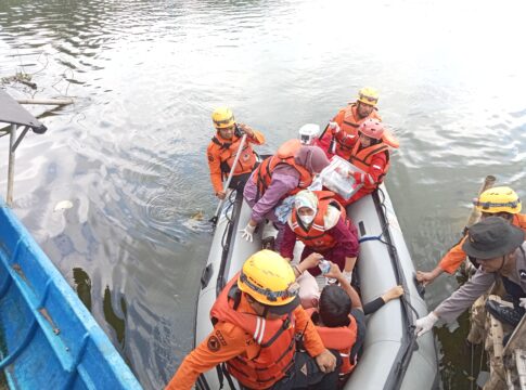 Ket foto : Personel BPBD melakukan evaluasi terhadap warga yang terdampak banjir bandang di Situ Gede Tasikmalaya (fokusjabar/Seda)