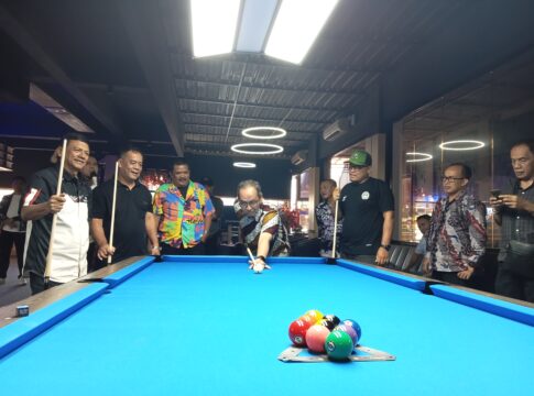 Ket foto : Sekda Kota Tasikmalaya Ivan Dichsan Hasannudin Bersama Owner Space Eigth Biliard main biliard, saat Grand Opening (fokusjabar/Seda)