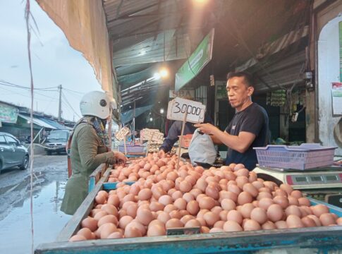 Ket foto : Harga Komoditas Telor di Pasar Induk Cikurubuk Kota Tasikmalaya terus melonjak jelang hari Raya qurban (fokusjabar/Seda)