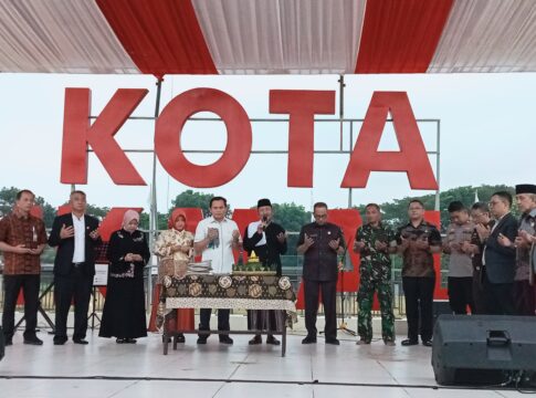 Ket foto : Pj Walikota Tasikmalaya Cheka Virgowansyah, saat meresmikan penggunaan Alun-alun Dadaha Kota Tasikmalaya (fokusjabar/Seda)