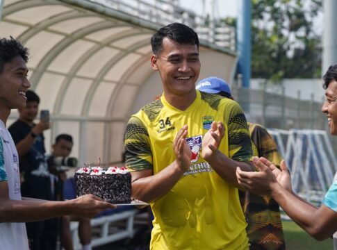 Keterangan Foto: Kejutan Ulang Tahun Untuk Kiper Persib Reky Rahayu (Info.Persib)