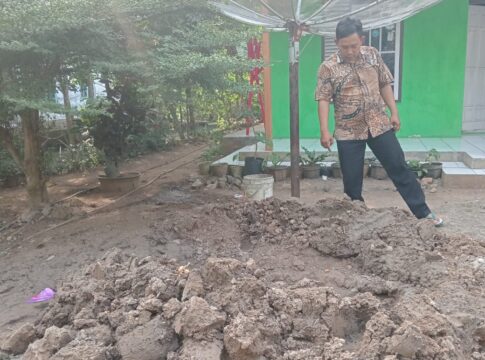 Ketpot: Baihaki warga Desa Sukahurip Pamarican yang mengeluhkan galian kabel optik didepan rumah nya