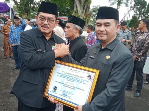 Ketpot: Pj Bupati Ciamis Engkus Sutisna saat menyerahkan penghargaan kepada Kadisdukcapil Yayan M Supyan