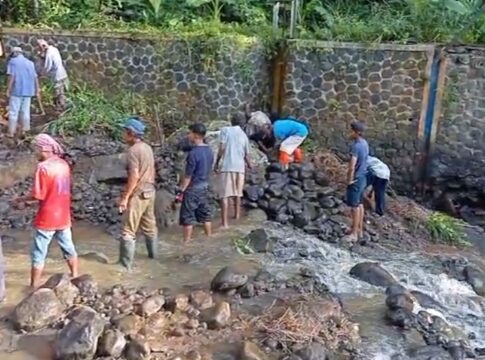 Ketpot: Warga saat bergotongroyong berusaha mengevakuasi material bendungan Batu Karut yang ambruk