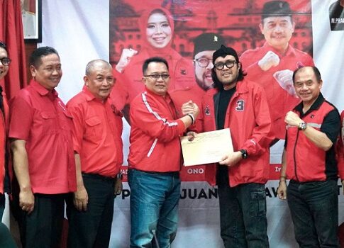 Ade Sugianto (tengah) menerima surat tugas dari DPP PDI Perjuangan