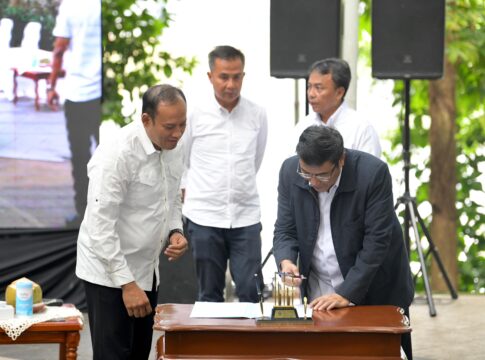 Caption: Pj Gubernur Jabar Bey Machmudin memimpin Rapim Gubernur sekaligus Penandatangan Komitmen Shadow Target di Tahura, Kabupaten Bandung.