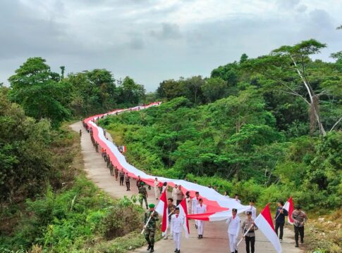 Caption: kirab bendera merah putih sepanjang 1.000 meter di Batukaras Pangandaran