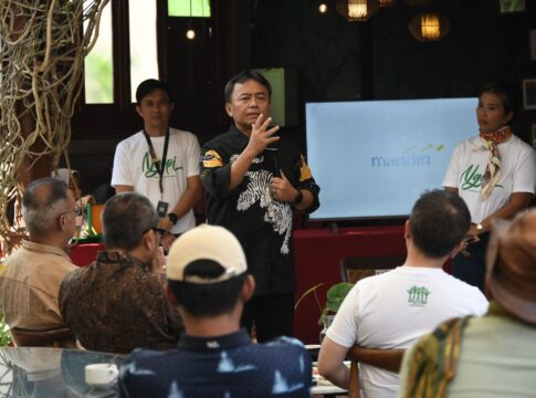 Caption: Sekda Jabar Herman Suryatman memberikan arahan dalam acara Ngobrol Bareng Perhimpunan Usaha Taman Rekreasi Indonesia (PUTRI) DPD Jawa Barat di Sujiva, Kota Bandung.