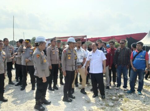 Caption: polda jawa Barat bersama bupati Pangandaran melakukan peletakan batu pertama Mapolres Pangandaran