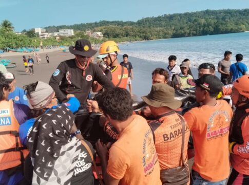 Caption: Tim SAR Gabungan berhasil temukan jenazah korban tenggelam di pantai pangandaran