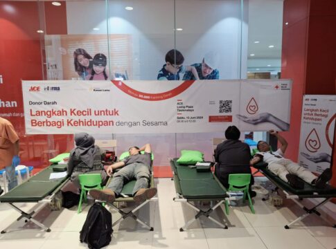 Ket foto : Aksi Donor Darah Dalam Rangka Hari Donor Darah Sedunia di Gerai Ace Hardware Tasikmalaya (fokusjabar/Seda)